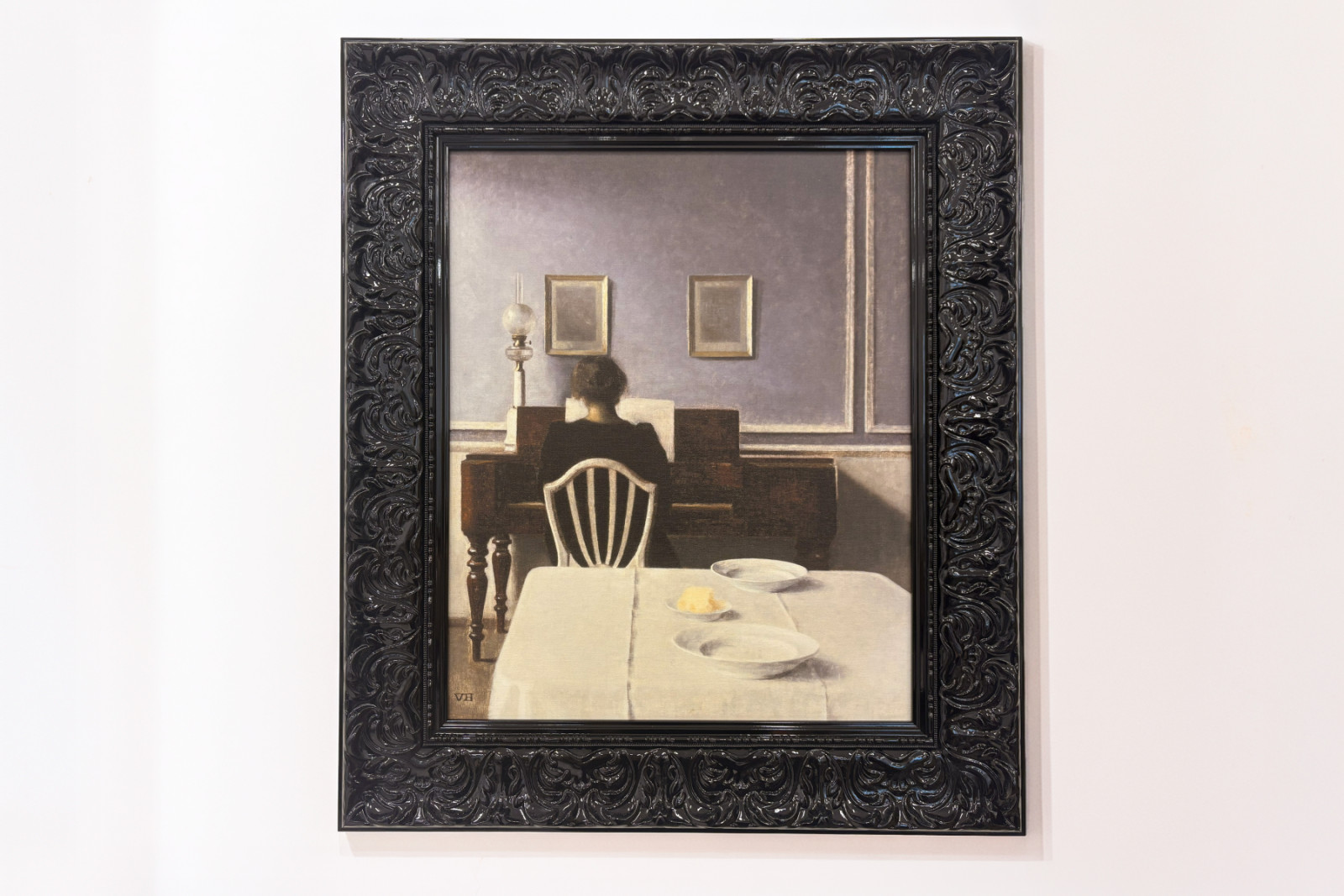 Interiør med ung kvinde ved klaveret - Vilhelm Hammershoi