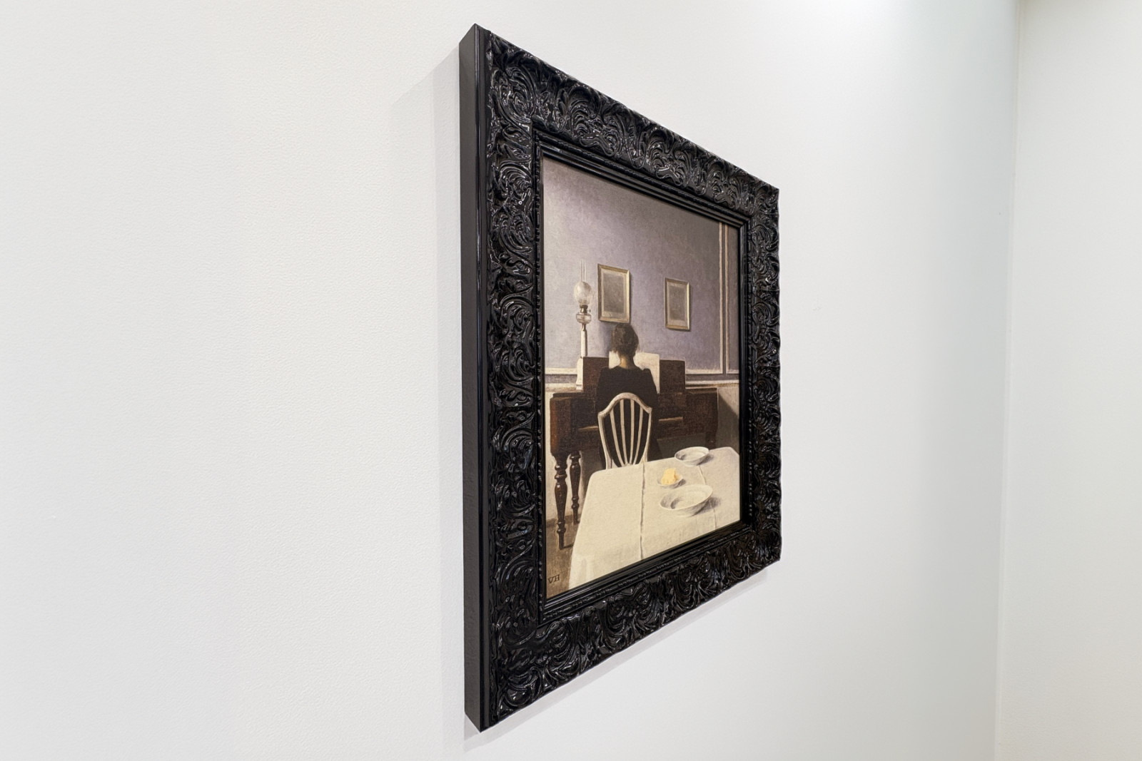 Interiør med ung kvinde ved klaveret - Vilhelm Hammershoi