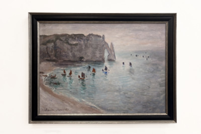Etretat, Porte d'Aval: Fiskerbåde forlader havnen