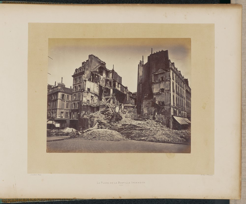 Den brændende Place de la Bastille. af Alphonse J. Liébert
