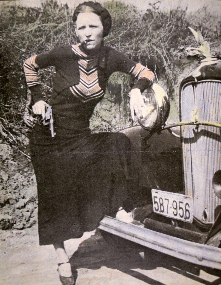 Bonnie Parker poserer „hårdt“ med en pistol og en cigar, ca. 1934 af American Photographer