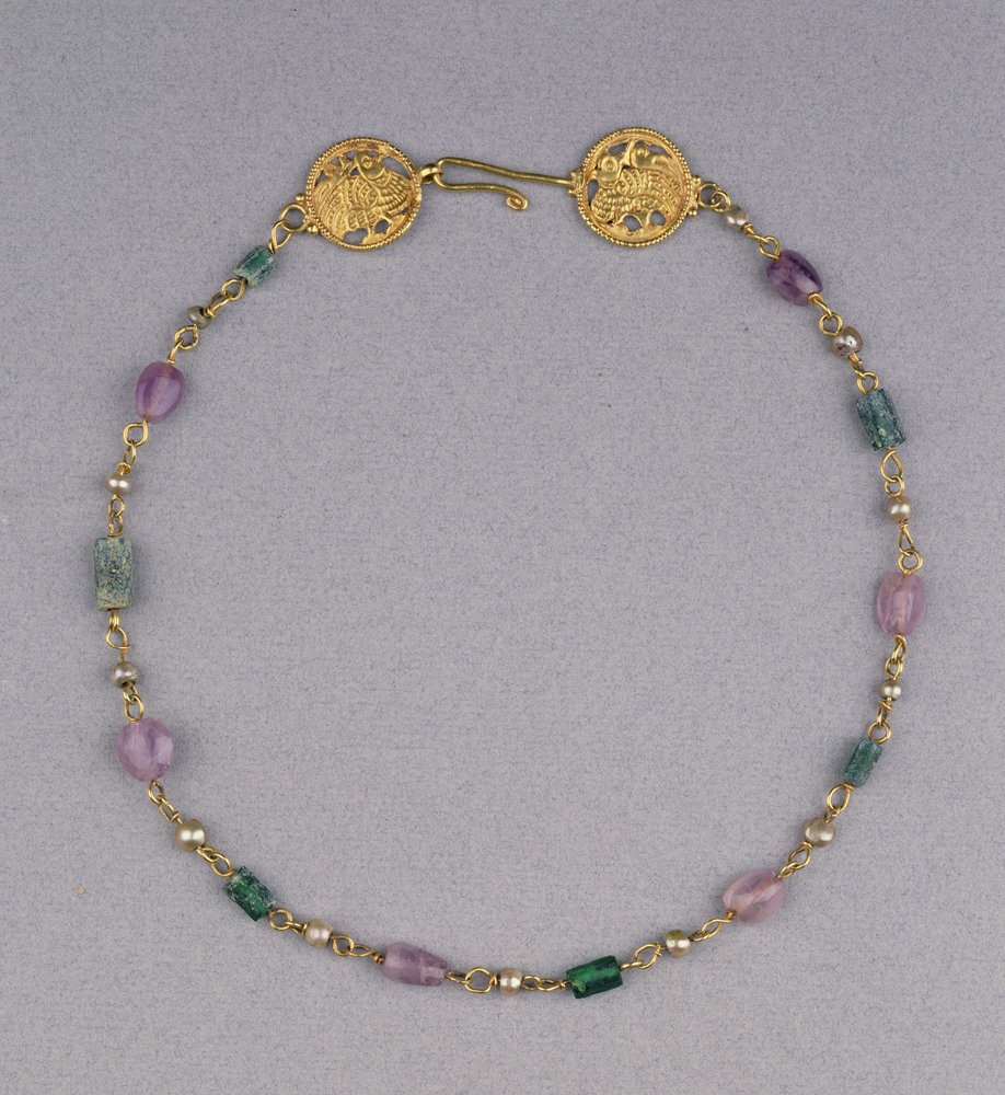 Guldhalskæde spændt med perler, ametyst og grønne glasperler med to guldgennembrudte rundeller, ca. 400-550 (guld, ametyst og glas) af Byzantine