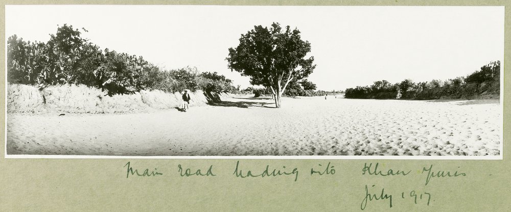 Hovedvejen, der fører ind til Khan Yunis, juli 1917 af Capt. Arthur Rhodes