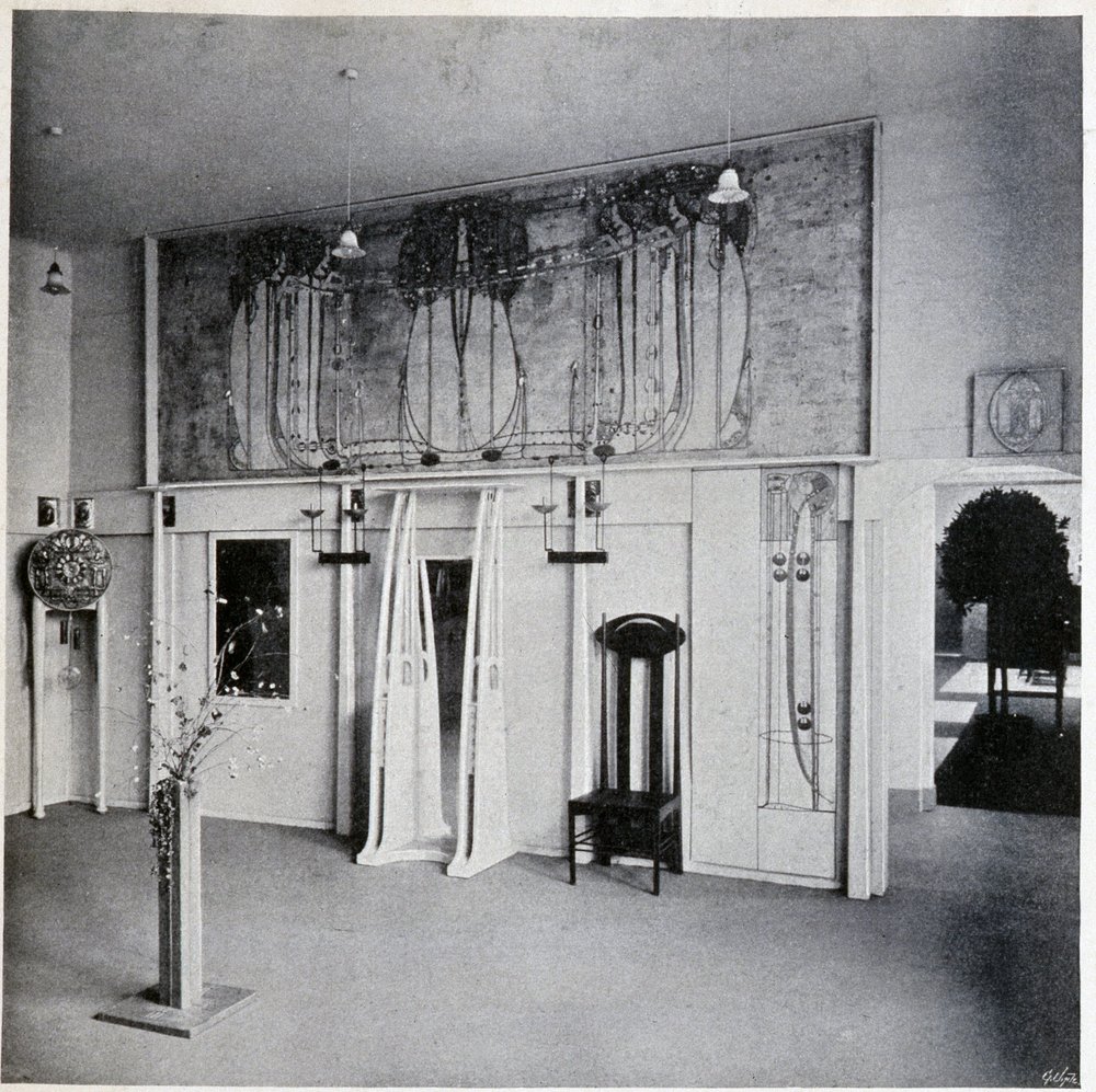 Indvendigt billede af en dekorativ kunstsalon i Wien, omkring 1900 (indretning og møbler af Charles Rennie og Margaret MacDonald Mackintosh) af Charles Rennie Mackintosh