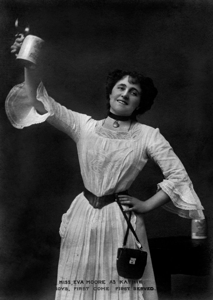 Eva Moore som Kathie i „Boys, First Come, First Served“, 1903 af Ellis and Walery