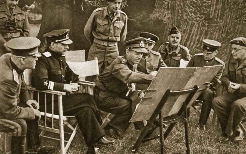 Generalløjtnant Dempsey, øverstbefalende for den britiske anden armé, forklarer sovjetiske officerer situationen på vestfronten, 1944 af English Photographer