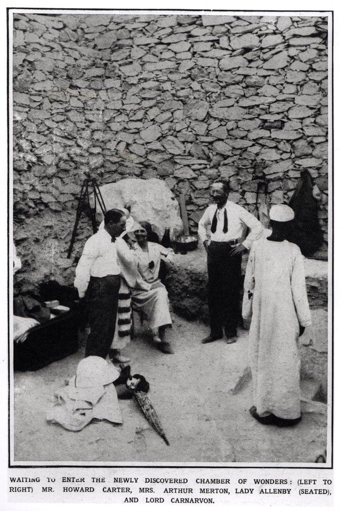 Venter på at komme ind i det nyopdagede vidunderkammer (L til R) Howard Carter (1874-1939) Fru Arthur Merton, Lady Allenby (siddende) og Lord Carnarvon (1866-1923) fra The Illustrated London News, 16 af English Photographer