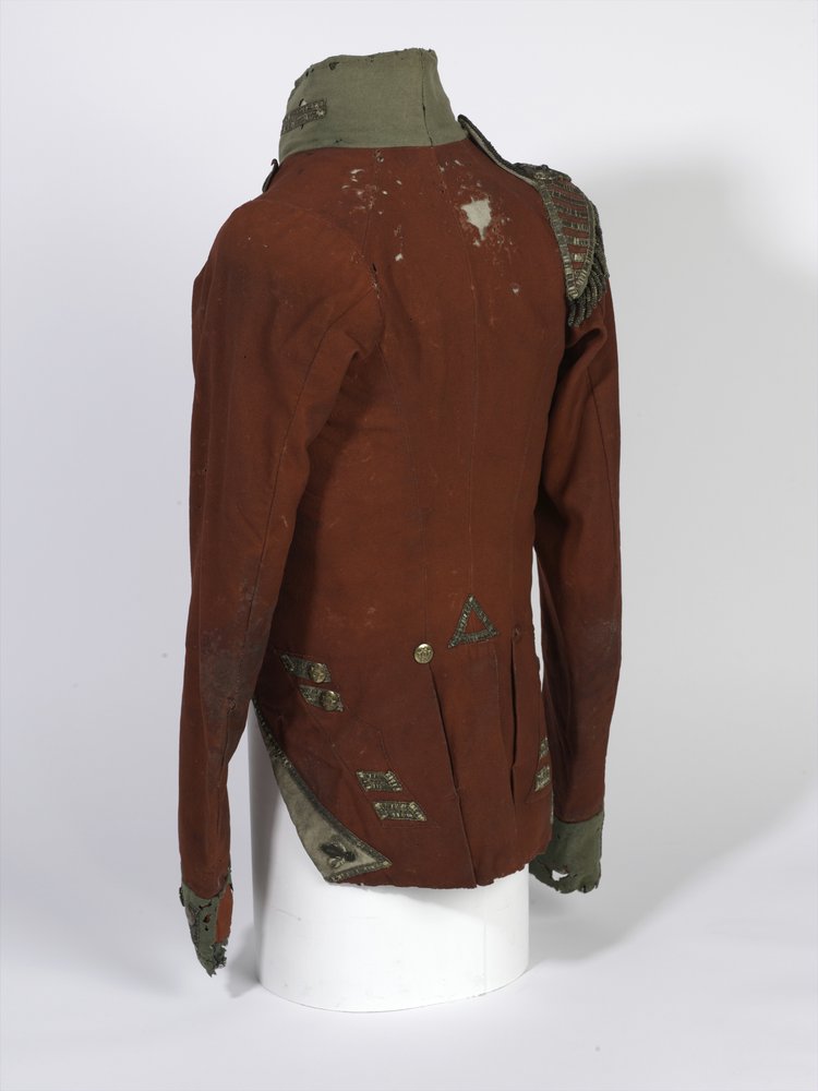 Kortskødet officersfrakke for det lette kompagni, 2. bataljon, 69. regiment (South Lincolnshire), båret under Waterloo-felttoget af løjtnant Henry Anderson, ca. 1815 (skarlagenrødt og grønt stof med forgyldte knapper) af English School