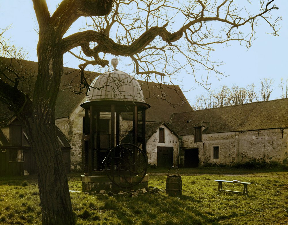 Gårdspladsen i Les Granges, Port Royal Des Champs, Frankrig (foto) af Erich Lessing