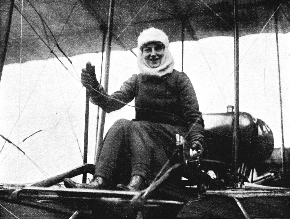 Den anden britiske kvindelige pilot: Mrs. de Beauvoir Stocks i hendes Farman-biplan, 1911 1933 af Flight Photo