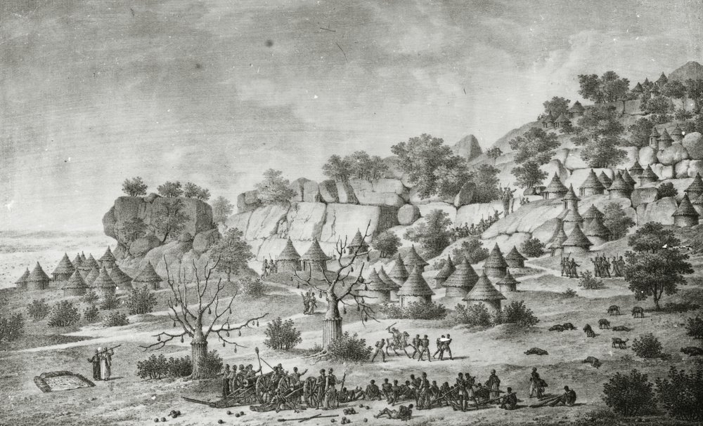 Udsigt til en landsby nord for Agady i Bertat-folkets land, fra et sydligt perspektiv, fra "Voyage a Meroe : au fleuve Blanc, au-dela de Fazoqldans le midi du royaume de Snnar a Syouah", tryk lavet af G. Engelmann, udgivet i 1827 (litografi). af Frederic (after) Cailliaud