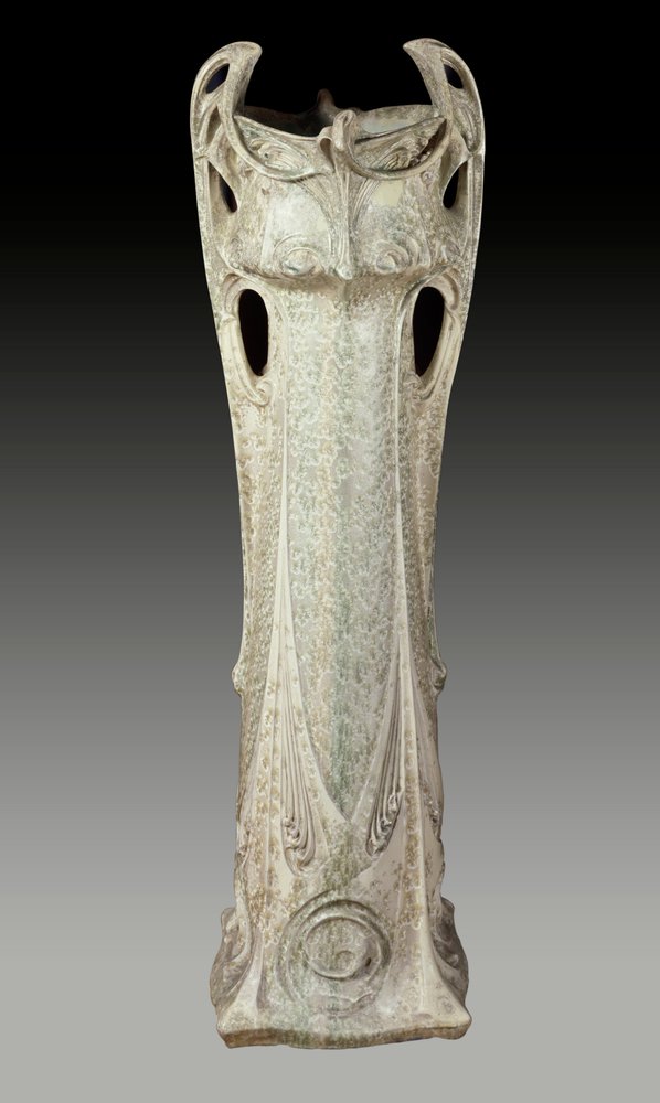 Art nouveau: jardinière fra omkring 1902-1903, udført af Hector Guimard (1867-1942), 20. århundrede. Sèvres, Det Nationale Keramikmuseum. af Hector Guimard