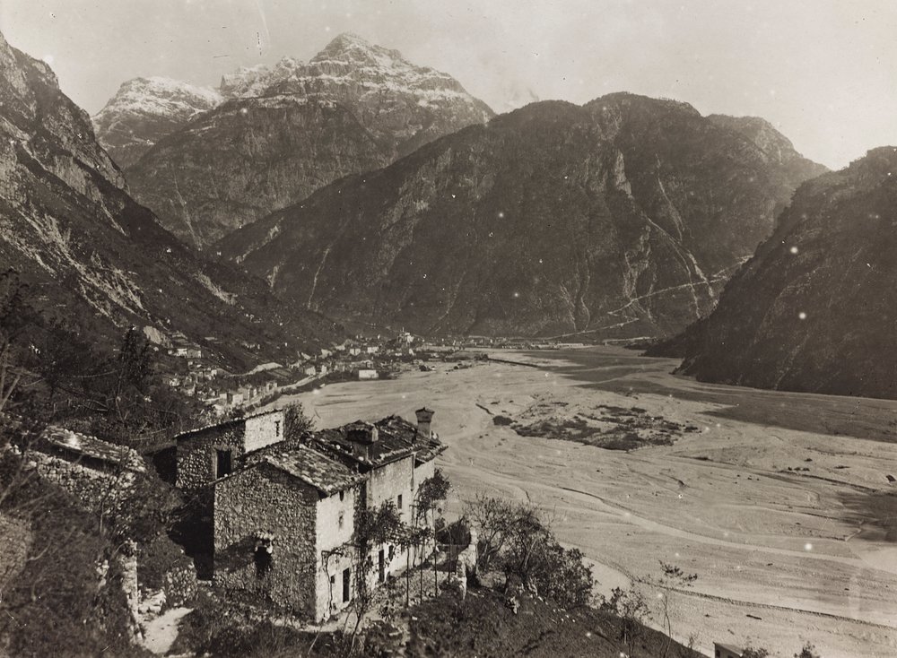 Album "Min verdenskrig - minder om den sydvestlige front i Kärnten, Italien, Trentino-Alto Adige) 31/03/1915-12/11/ 1918 - Josef Zohles Vienna ": udsigt over Chiusaforte (s/h ph) af Josef Zohles