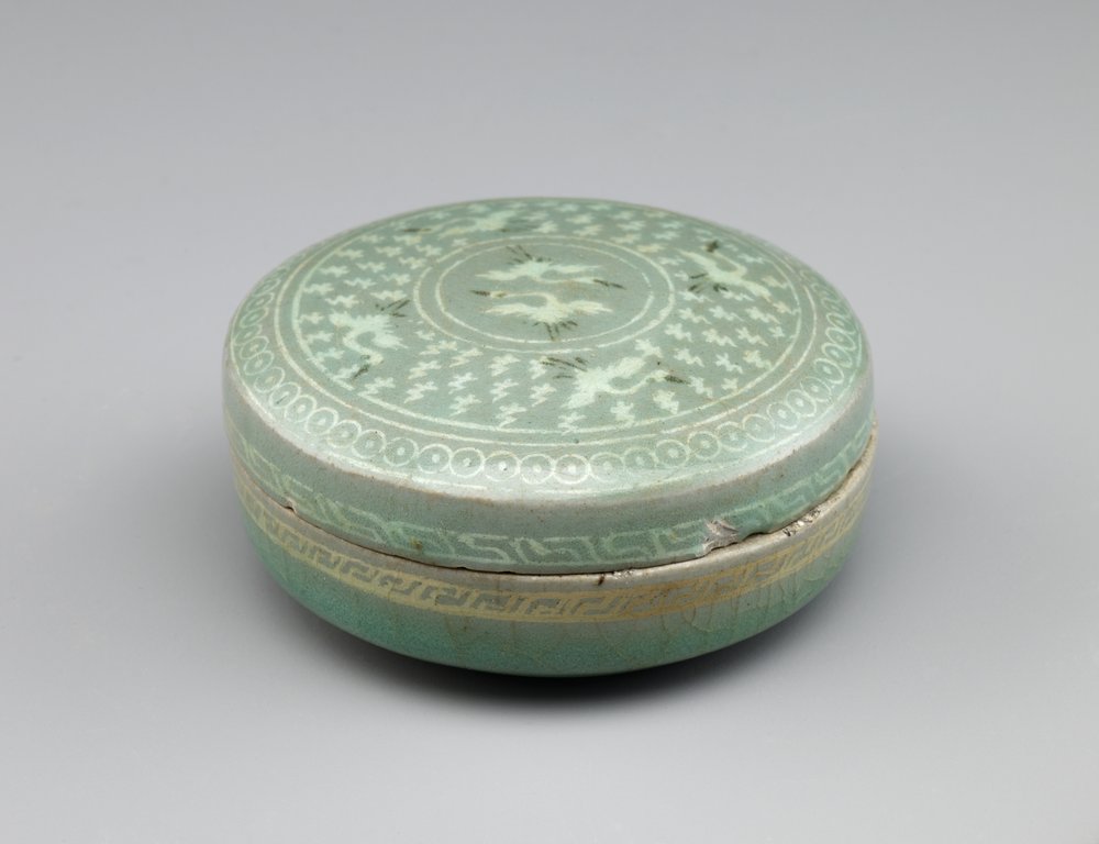 Dækket æske med indlagt design af kraner og skyer, anden halvdel af 1200-tallet (stentøj med hvide og sorte indlæg under celadon glasur) af Korean School