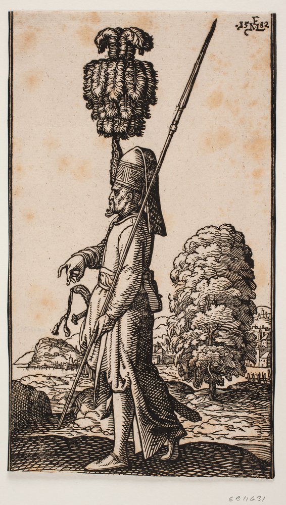 Soldat med et spyd og et sværd, set i profil mod venstre, stående i et kystlandskab; bag ham et stort træ; hans hovedbeklædning er prydet med en kolossal fane af Melchior Lorck