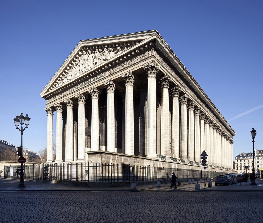 Udsigt over Madeleine-kirken, i neoklassisk stil, monument eftersøgt i 1806 af Napoleon 1. som et tempel med den Store Armees herlighed omdannet til en kirke i 1845 (foto) af Pierre-Alexandre Vignon