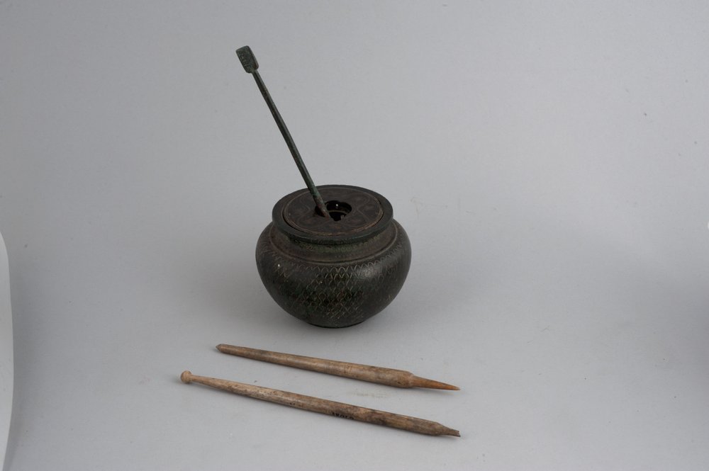 Blækpotte og kuglepenne (bronze og ben) af Roman