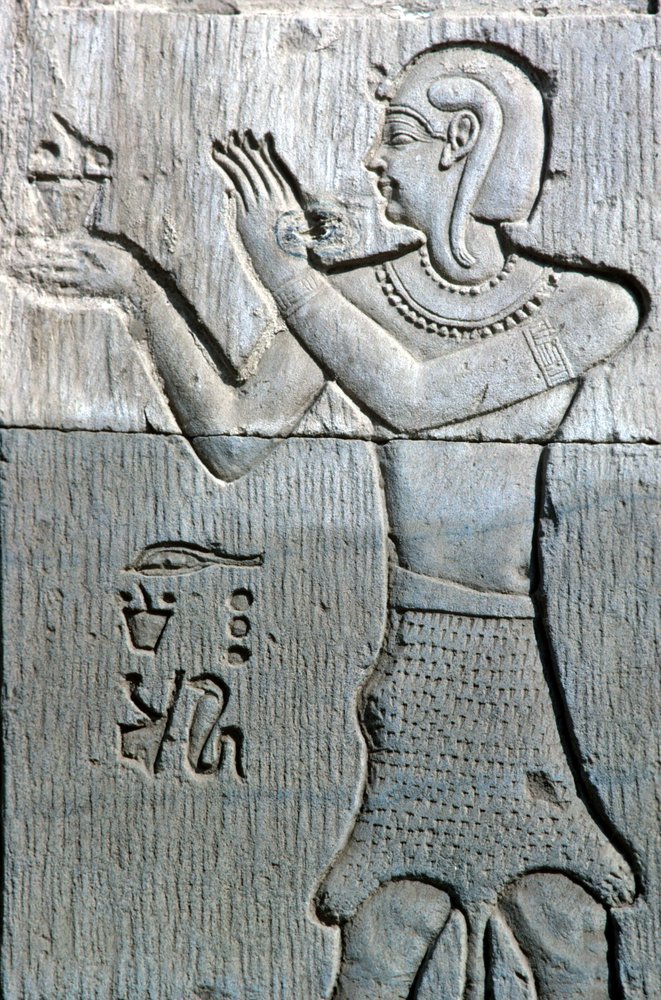 Det gamle Egypten, Vægmaleri/skæring, Præst iført leopardskind, tilbyder røgelse, Sebek og Horus-templet Kom Ombo (foto) af School Egyptian