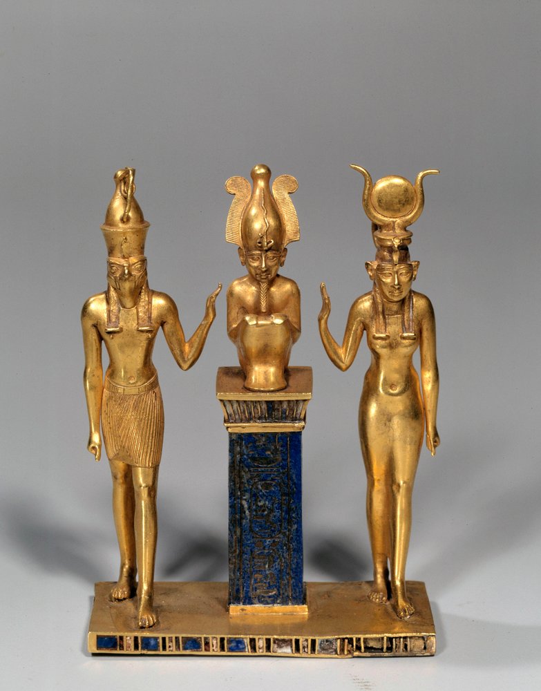 Egyptisk oldtid: Osirisk triade i Osorkons navn (Osiris omgivet af Isis og Horus). Guldvedhæng og lapis lazuli. 22. dynasti, Senperioden. Paris, Louvre-museet af School Egyptian