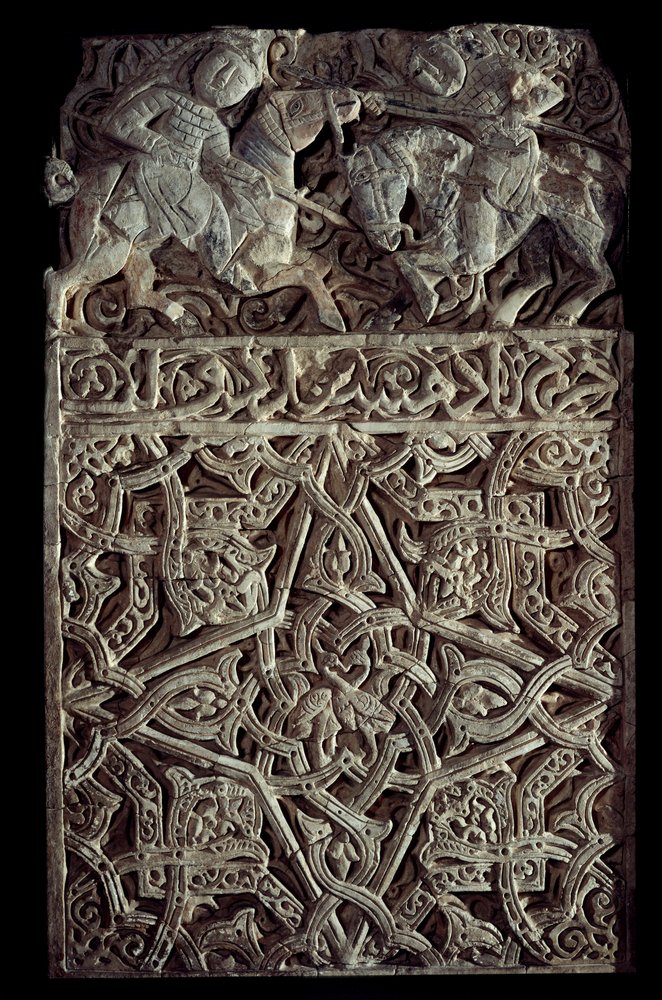 Persisk kunst: stukpanel dekorerer arabesker og to ryttere kæmper. Seattle. Kunstmuseum af School Persian