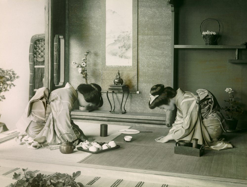 To japanske kvinder i traditionelle dragter hilser på hinanden før teceremonien, ca. 1900 - 1915 (fotografi) af Teijiro Takagi