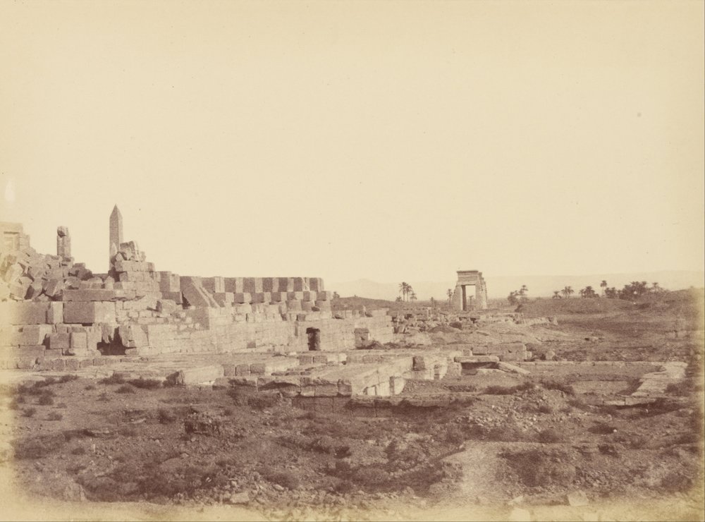 (Oversigt over Karnak inklusive Tothmes IIIs Covered Walk) af Théodule Devéria