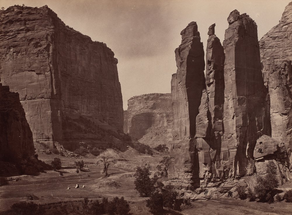 Canyon de Chelly. Grand Canyons vægge, omkring 1200 fod høje. af Timothy H. O