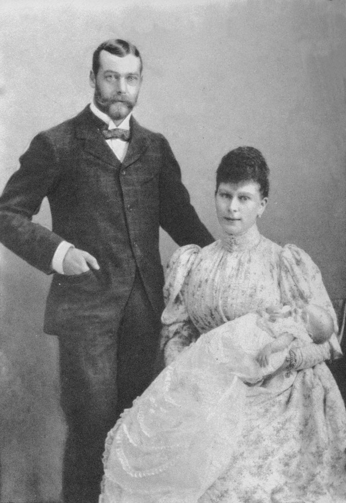 Hertugen og hertuginden af York, med spædbarnet Prins Edward, 1894 1936 af Unbekannt