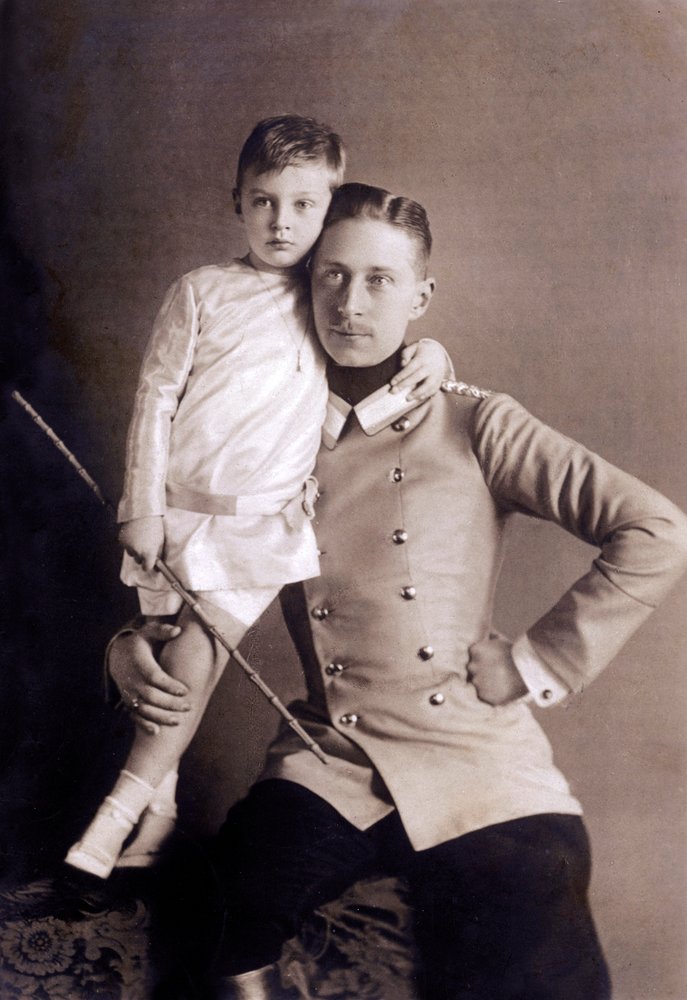 Prins William af Hohenzollern (1882-1951) alias kronprins, søn af kejser William II, med sin ældste søn, også kaldet Wilhelm, fotografi af Selle und Kuntze af Unbekannter Künstler