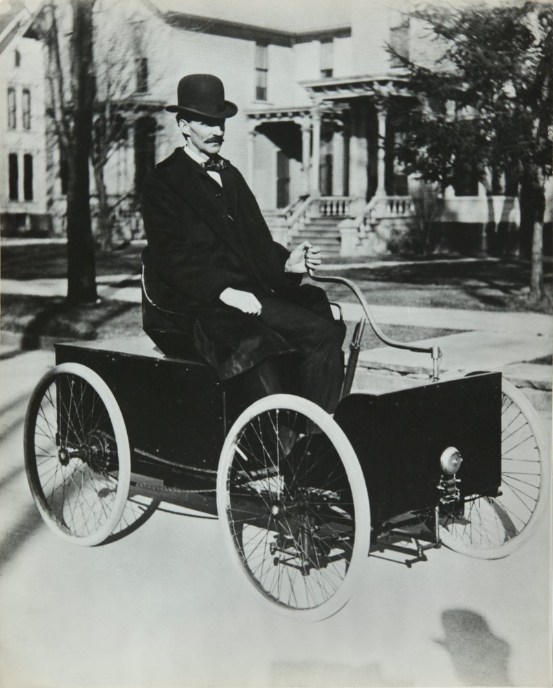 Henri Ford kørte sin første benzinbil på gaderne i Detroit i 1896 (kædetransmission quadricykel), Privee Collection af Unknown artist