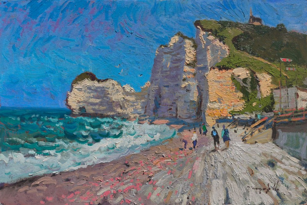 De solbeskinnede klipper ved Etretat-stranden af Alexander Shandor