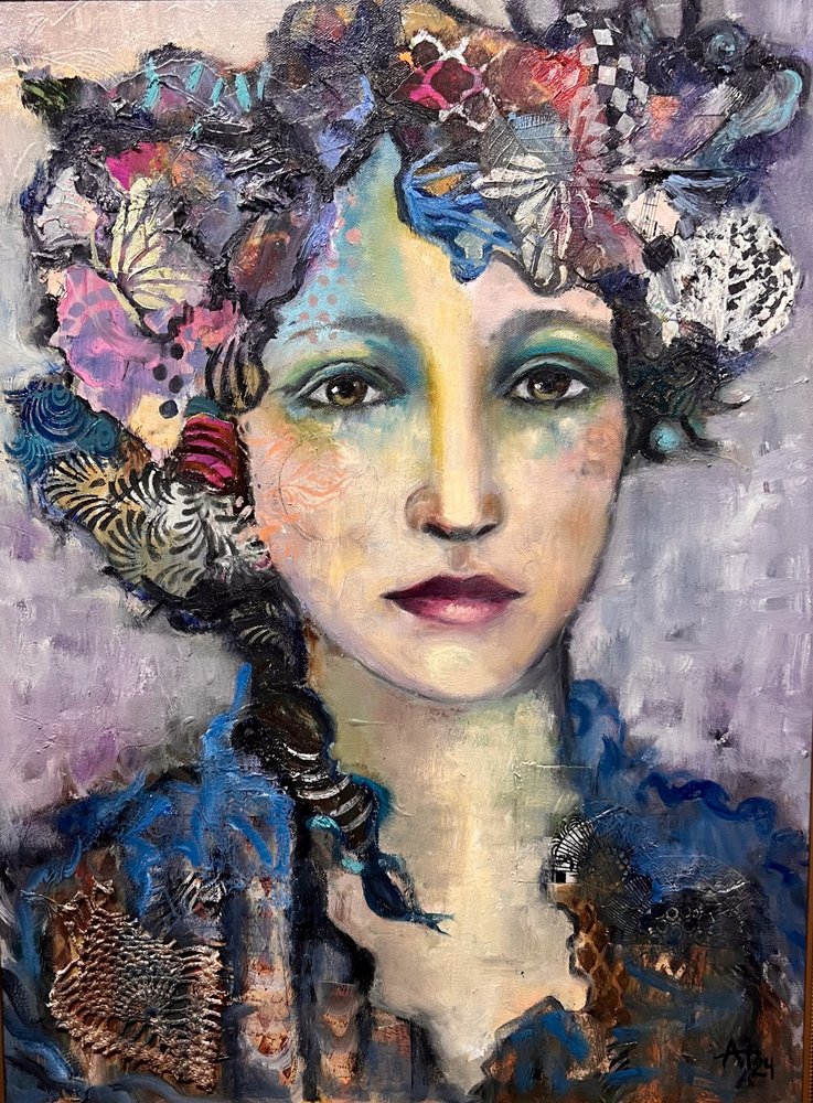 Kvinde i tekstureret kunst af Alexandra Higgins