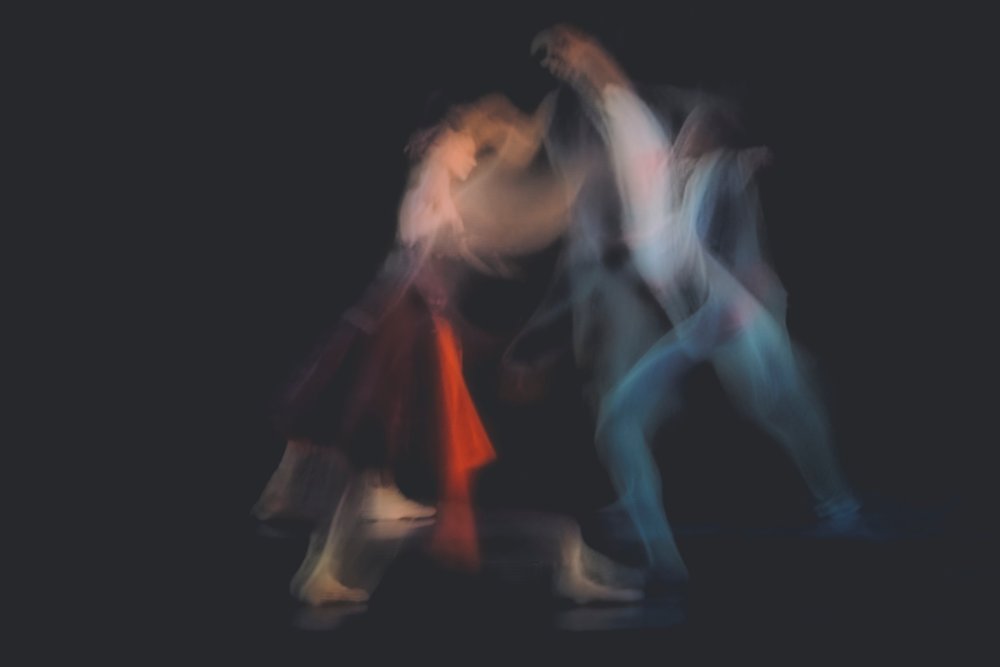 Sløret dansende bevægelse af Ali Saremi