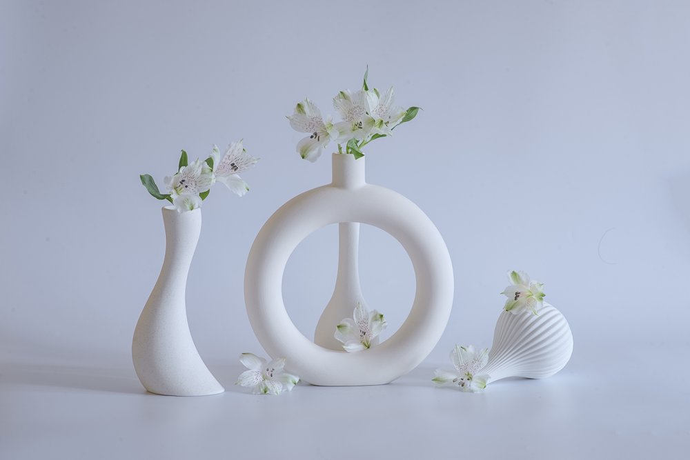 Elegante hvide blomstervaser af Alice Sheng