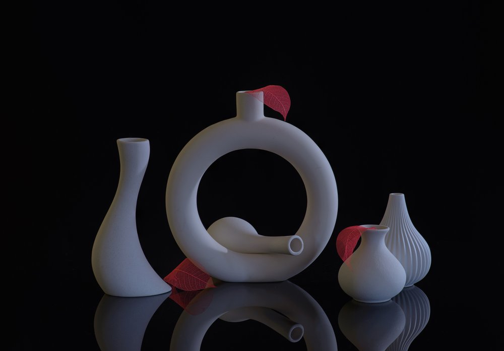 Skulpturelle hvide vaser af Alice Sheng