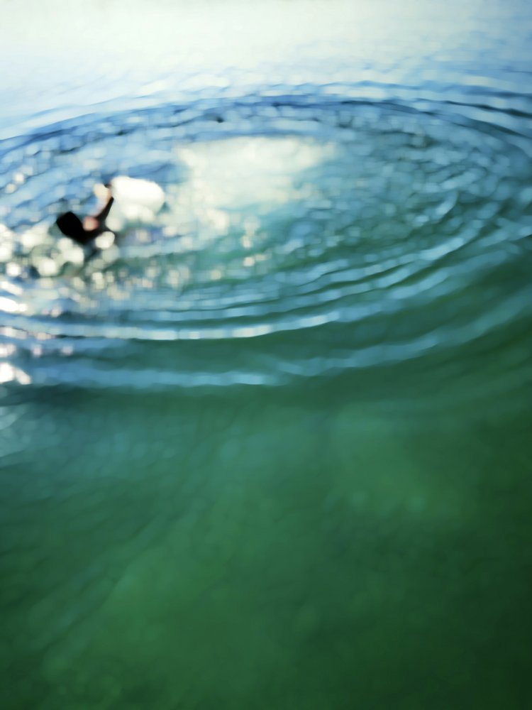 Surfer under vandet af Angelo Cerantola