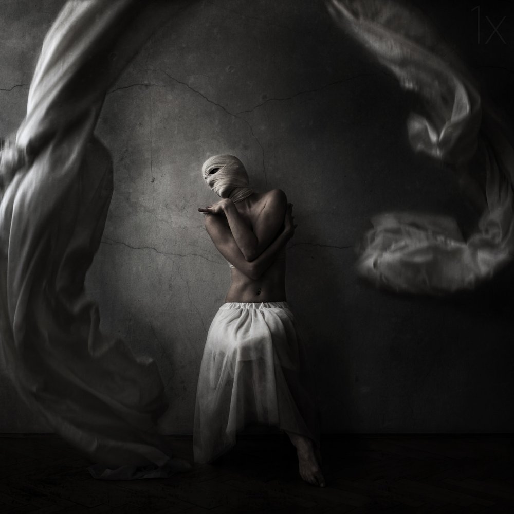 Dramatisk indpakket figur af Anja Matko