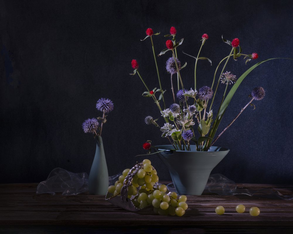 Mørkt blomsterstilleben af Anna Qu