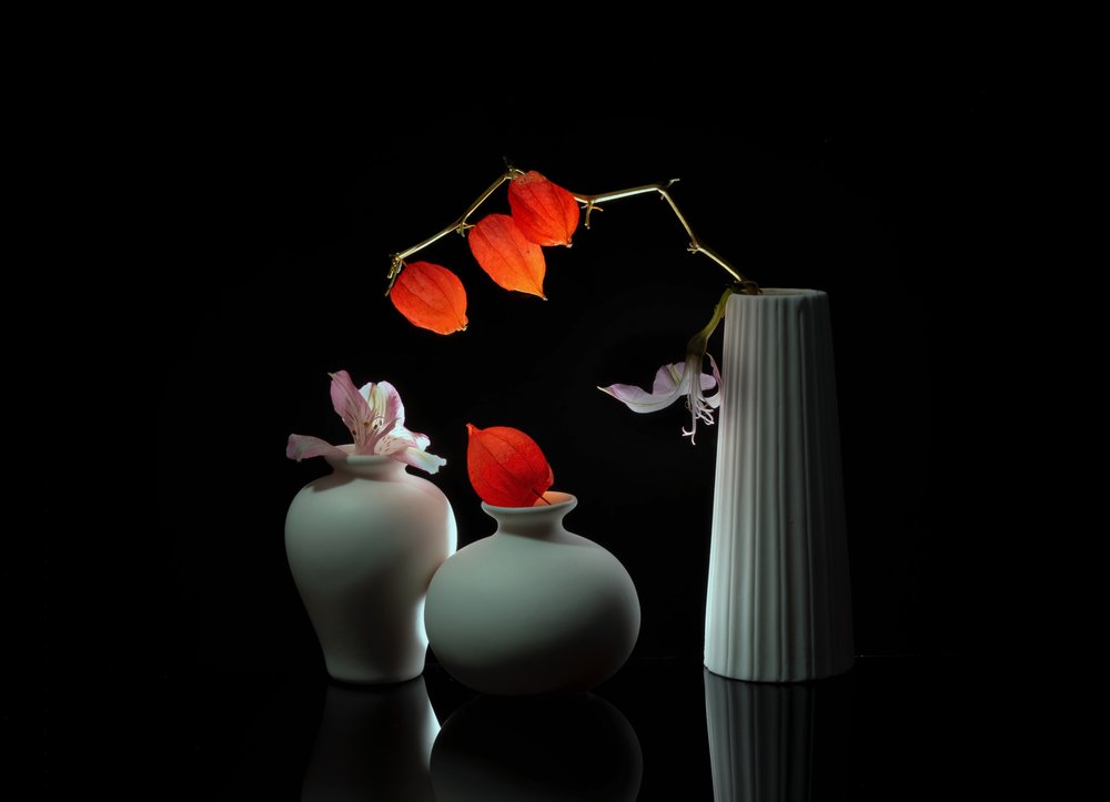 Elegant blomsterstilleben af Anna Qu