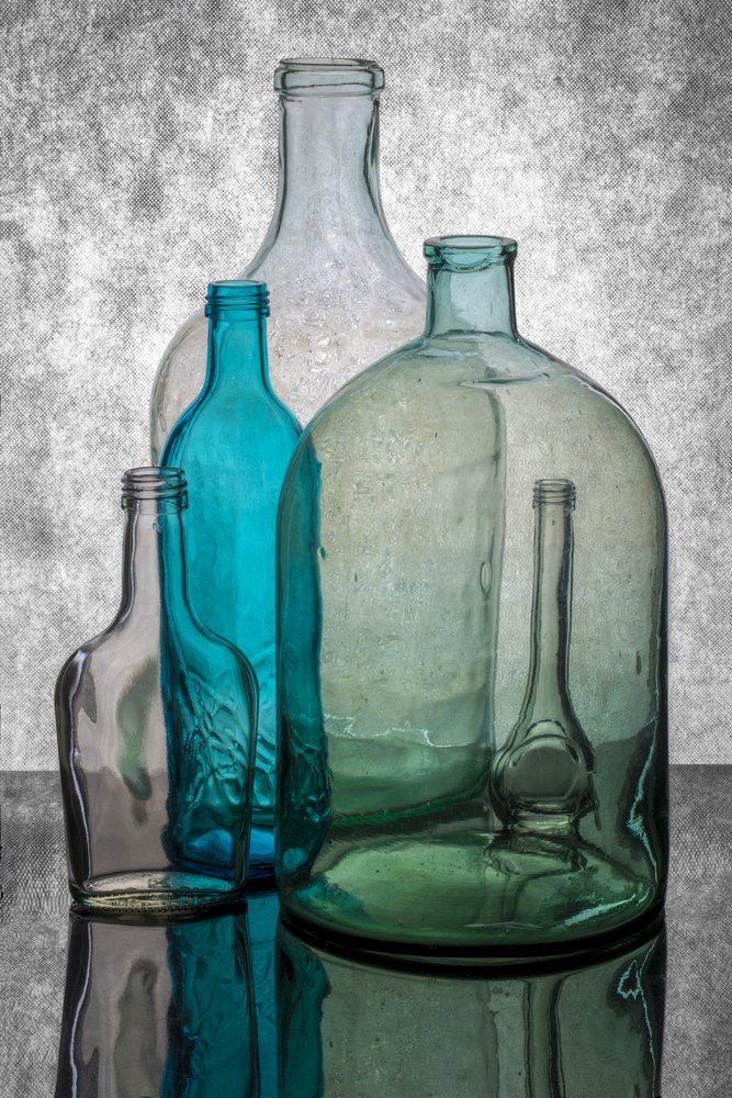 Farverige glasflasker af Brig Barkow