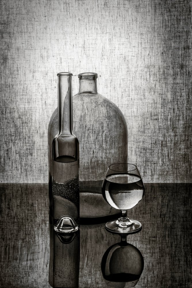 Refleksioner i glasflasker af Brig Barkow