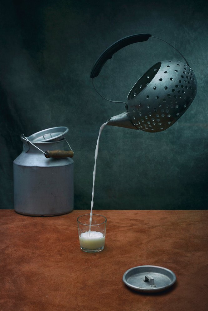 Surrealistisk mælkeophældning af Brig Barkow