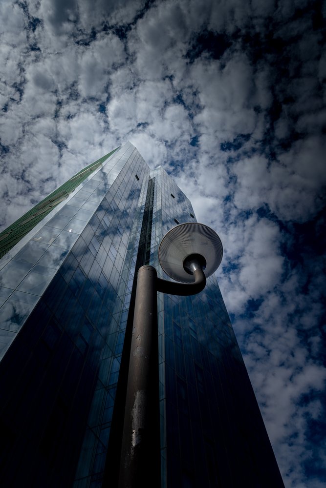 Refleksion i byens himmel af Chris Hamilton