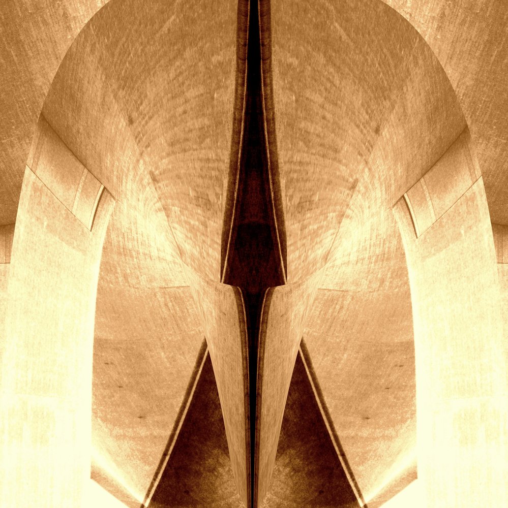 Sepia – Arkitektonisk symmetri af Christina Sillen