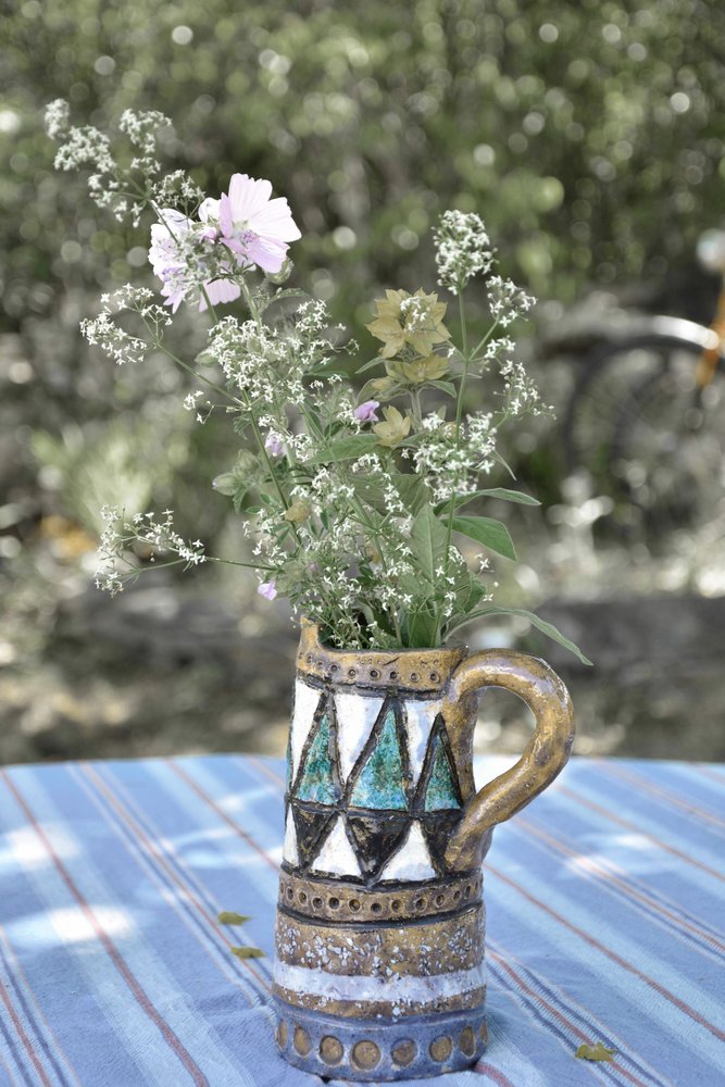 Vilde blomster i en rustik vase af Christina Sillen