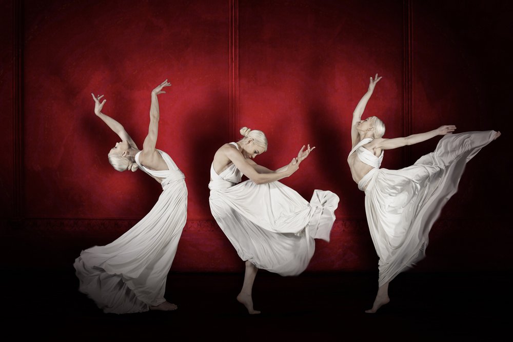 Elegante dansere på den røde scene af Christine von Diepenbroek