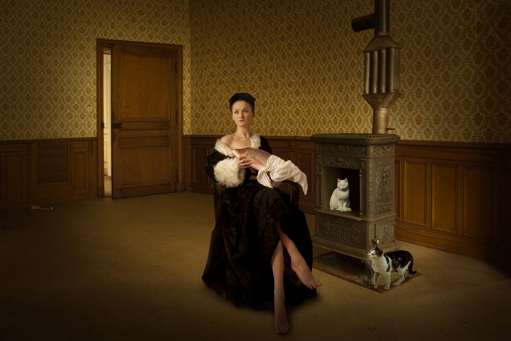 Elegant kvinde med katte af Christine von Diepenbroek
