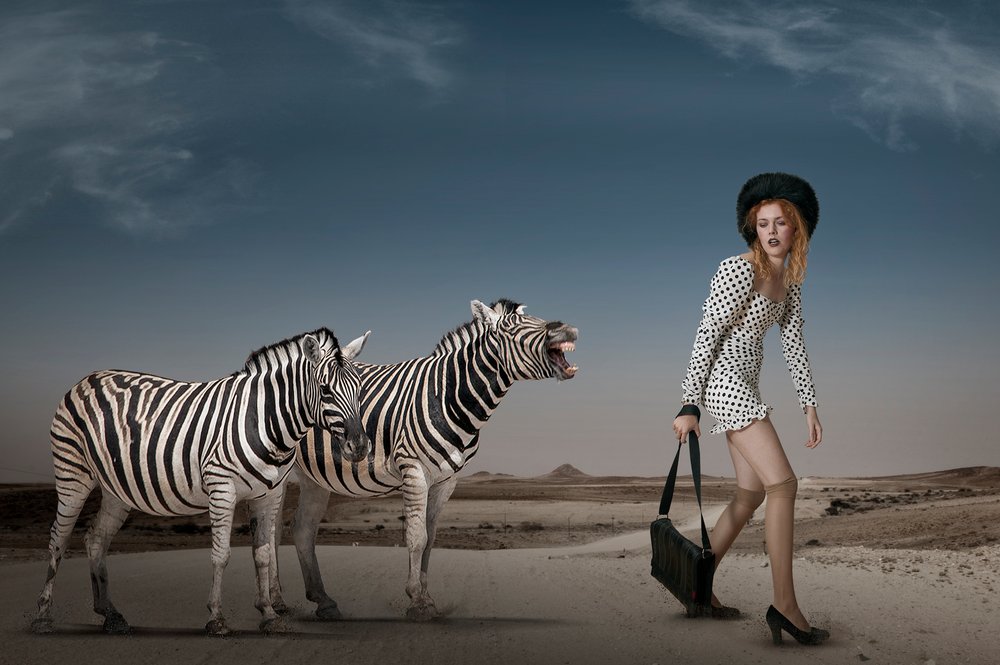 Surrealistisk modescene i ørkenen af Christine von Diepenbroek