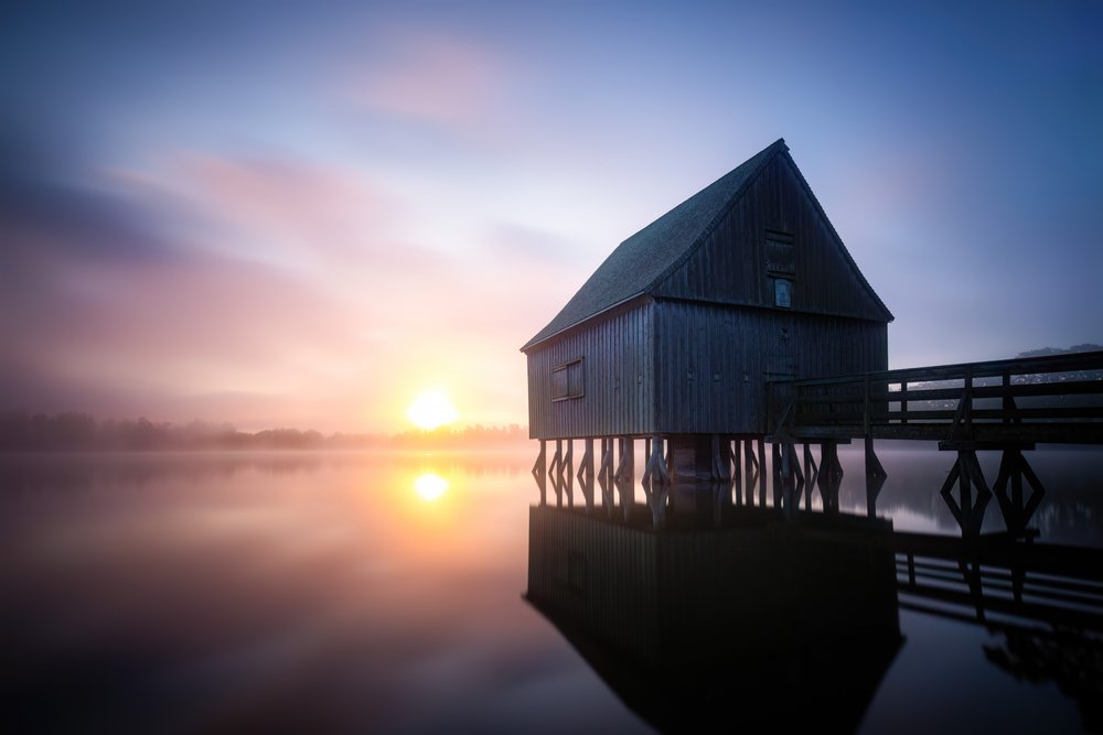 Solopgang ved Misty Boathouse af Christoph Schaarschmidt