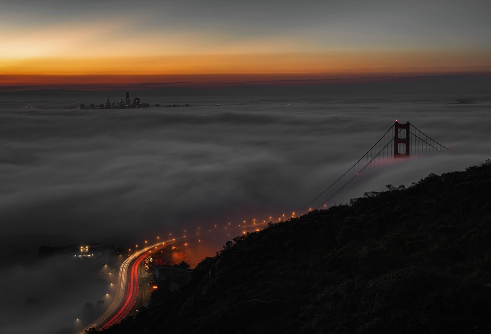 Golden Gate-broen en tåget nat af Chuanxu Ren